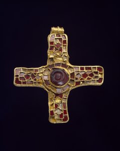 Risti (Holderness Cross) (kalsiumkarbonaatti, granaatti ja kulta)